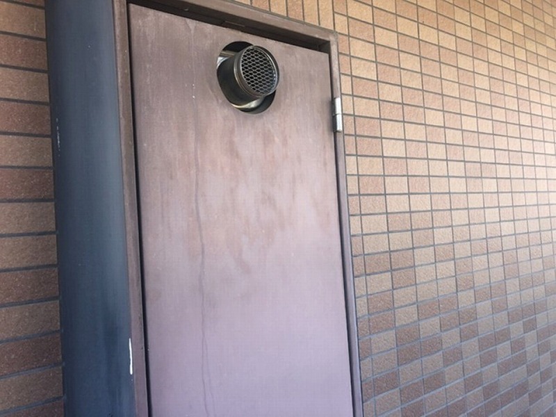 錆びが進行したマンション共用部の鉄扉