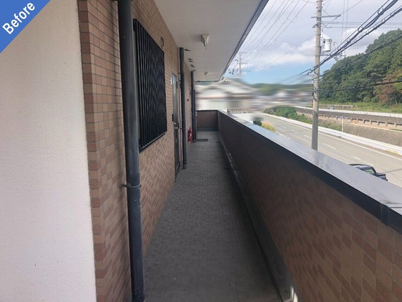 外壁塗装前のマンションの共用廊下