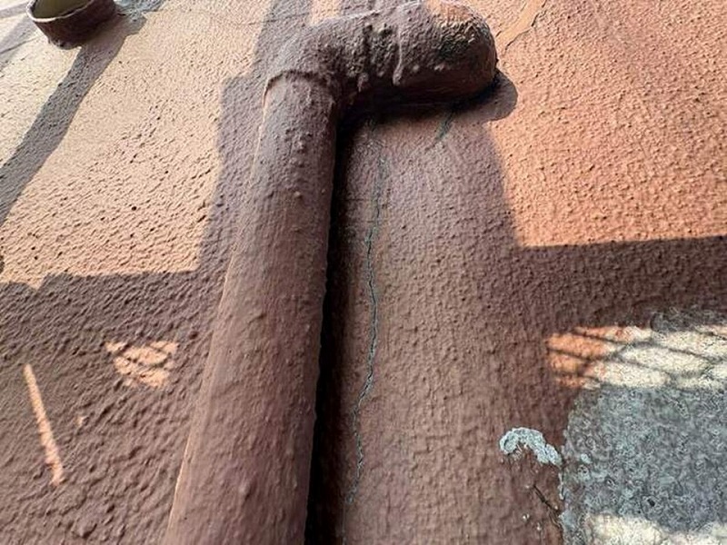 樋横の外壁のひび割れ