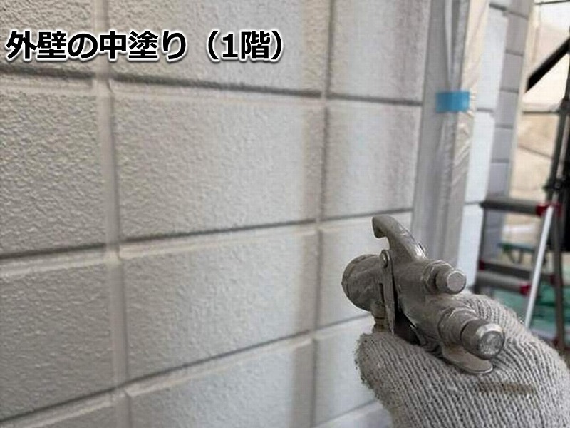 外壁の中塗り(1階)