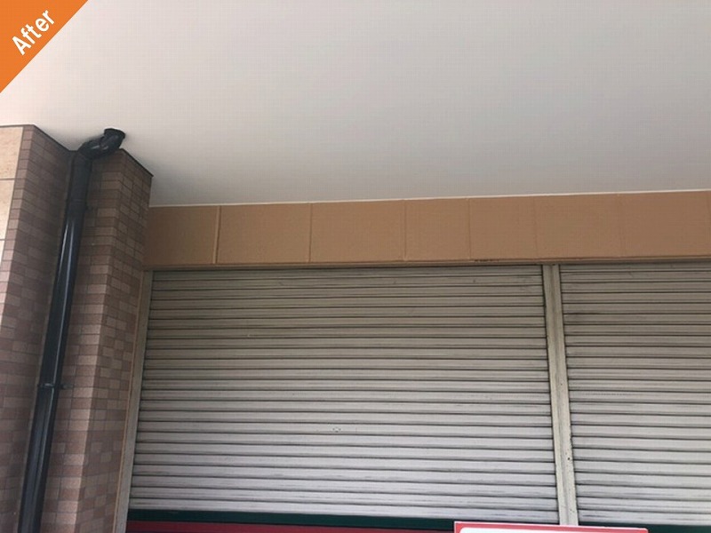 外壁塗装後のマンションのシャッター周辺