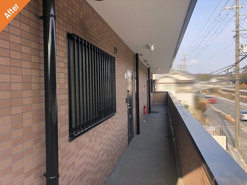 外壁塗装後のマンションの共用廊下