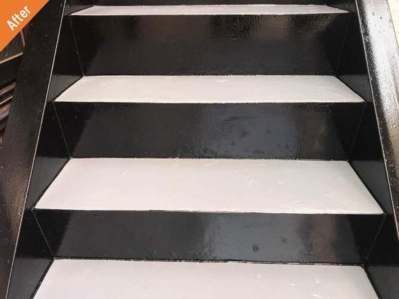 塗装工事後のマンションの鉄骨階段外観