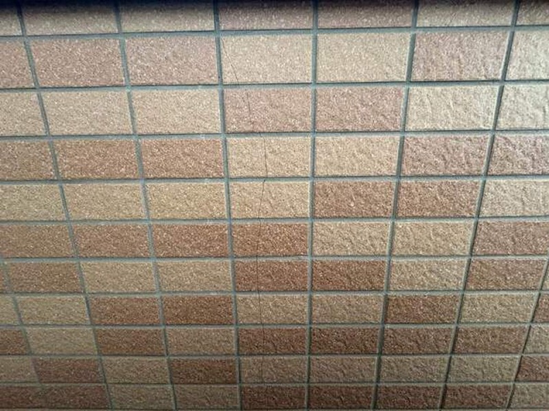 縦に大きくひび割れたタイル