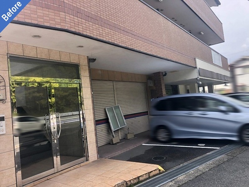 外壁塗装前のマンションのエントランス