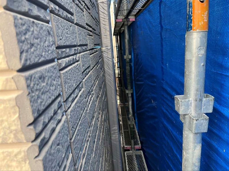 ブルーシートで覆って塗料飛散防止対策