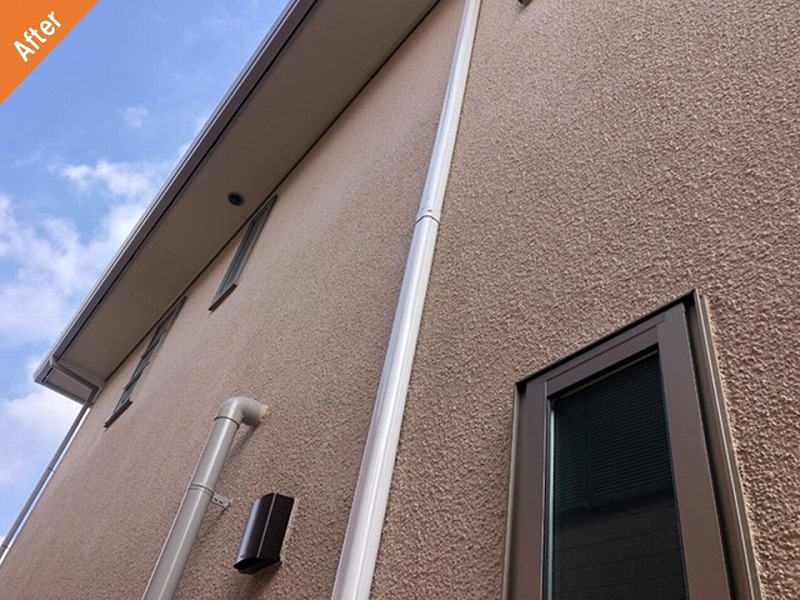 多彩模様塗料で外壁塗装後の外壁と雨樋