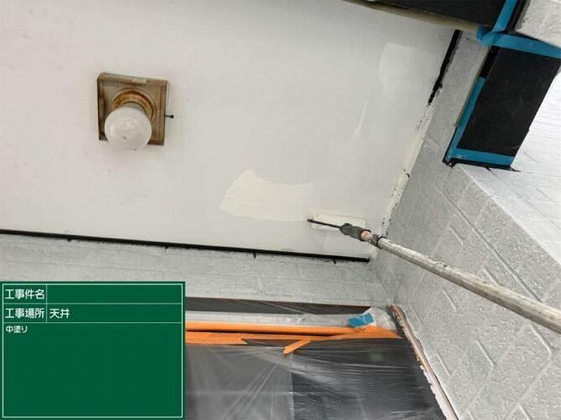 軒天の中塗り