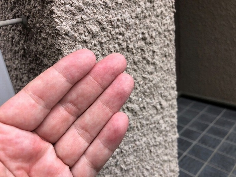 シーサンドコート仕上げの外壁のチョーキング現象