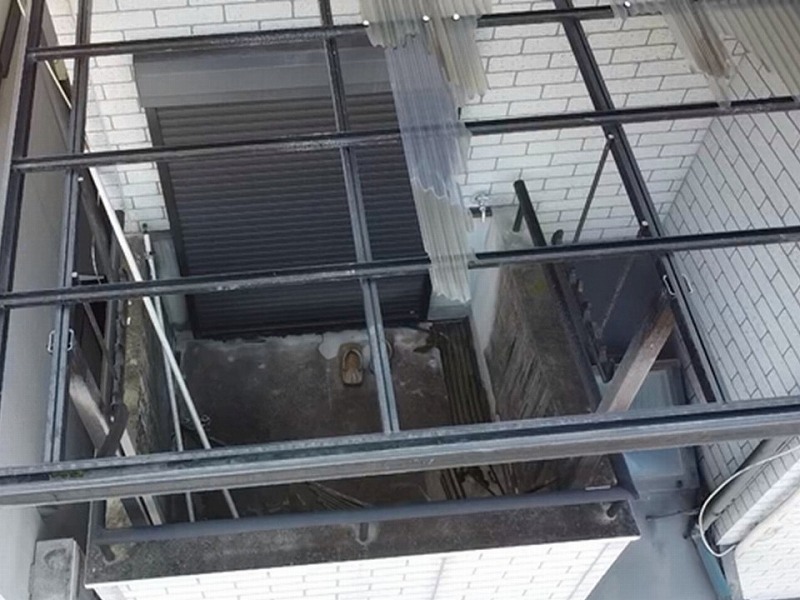 波板が割れたベランダ屋根