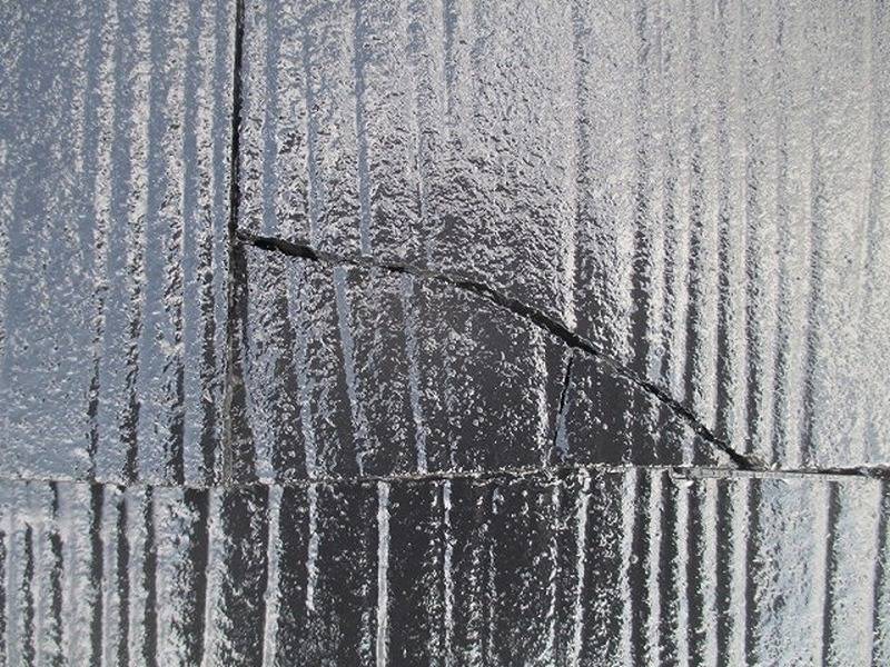 アイダ設計のメンテナンスが必要な屋根のひび割れ