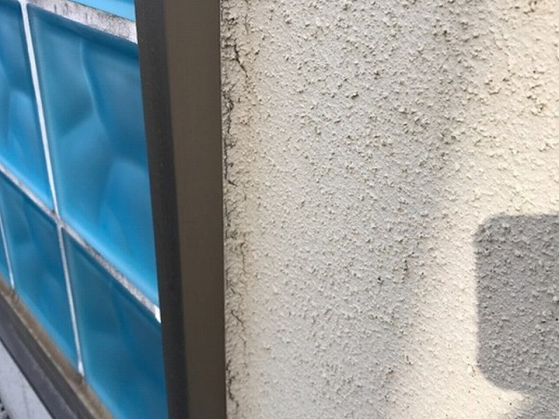 サッシ廻りのコーキングのひび割れ