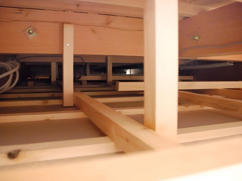 天井裏の雨漏り跡や断熱材のズレ