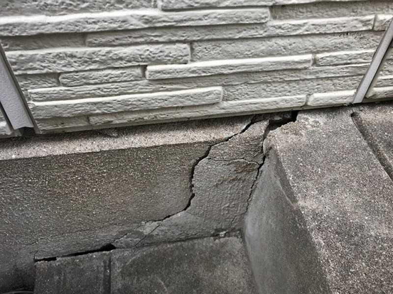玄関廻りのひび割れ
