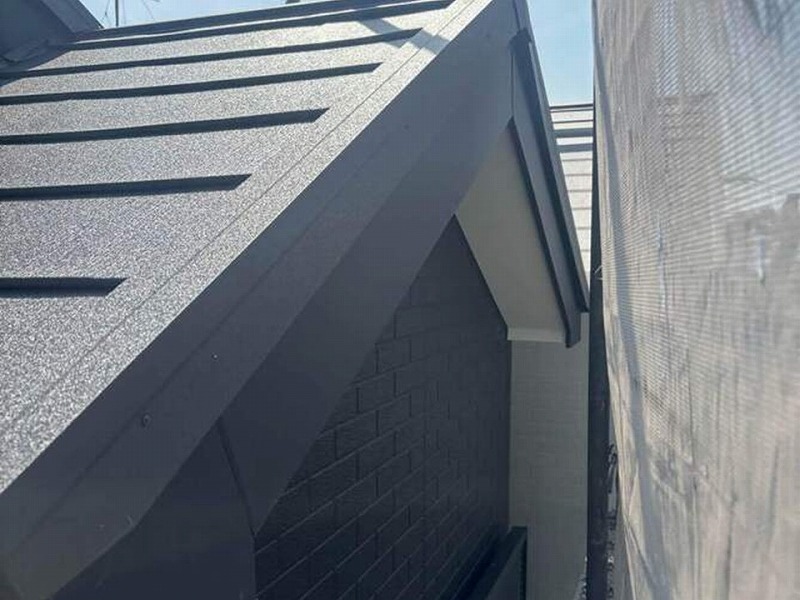 板金包みで剥がれが解消した破風板の状態