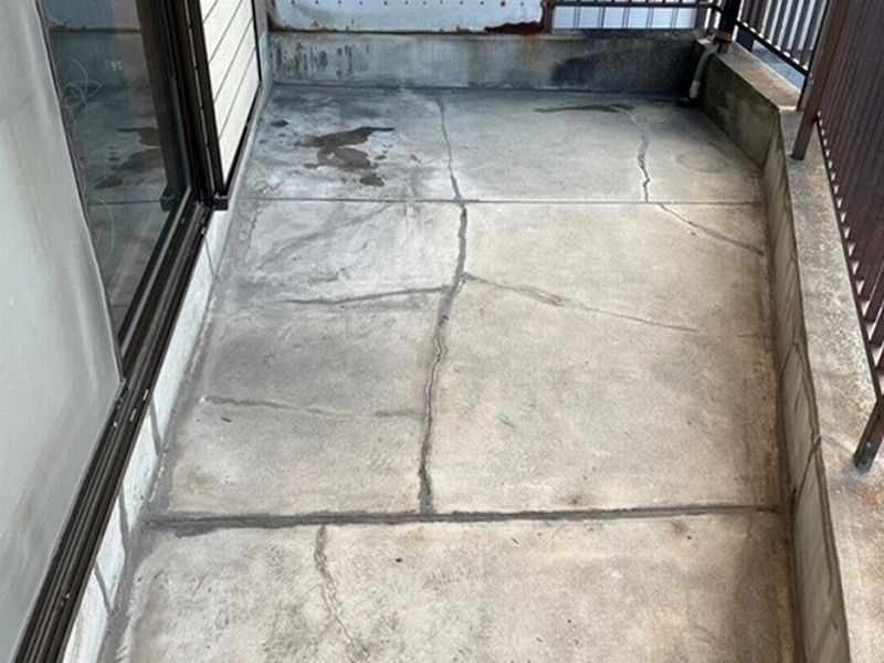 アイダ設計のメンテナンス ベランダやバルコニーに見られるひび割れ