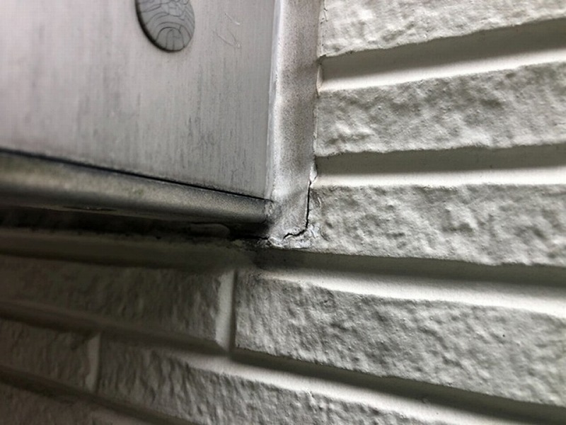 サッシ廻りのコーキングの亀裂