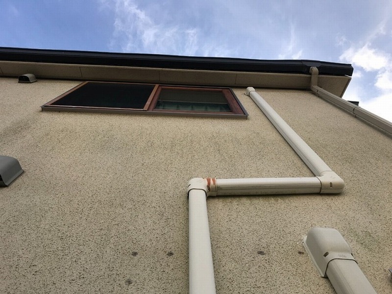 樋や軒天やスリムダクトなどの付帯部の調査