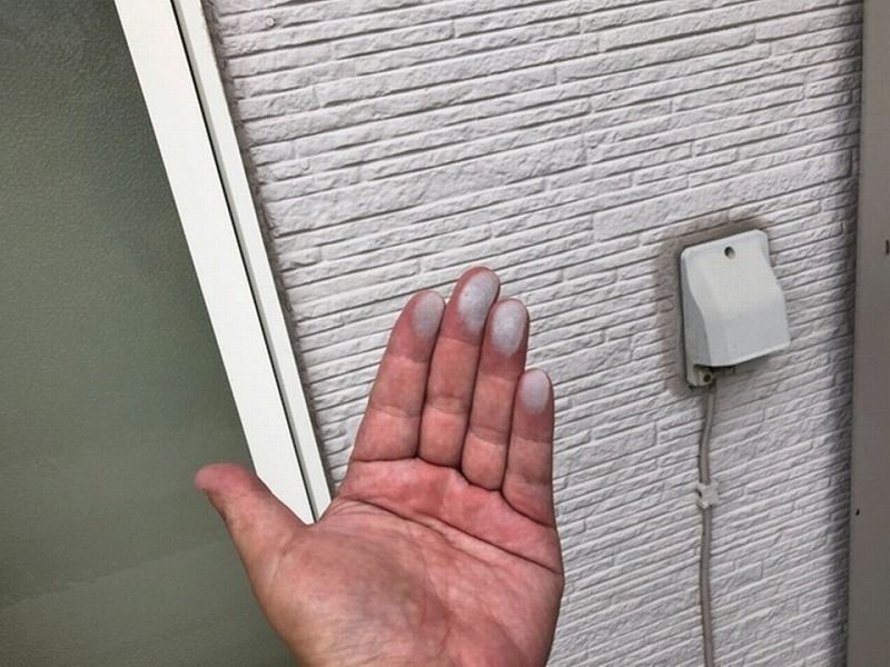 メンテナンスが必要なアイダ設計の外壁に見られる主な劣化症状 チョーキング現象