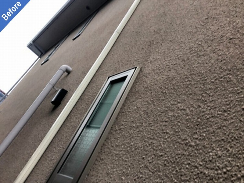 塗装前のシーサンドコート仕上げのモルタル外壁と雨樋