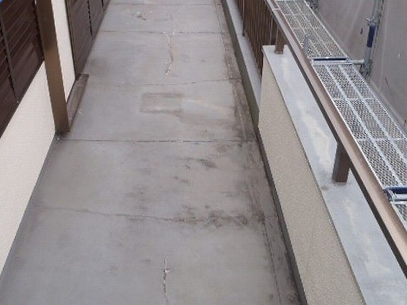 ヤマト住建のメンテナンス ベランダやバルコニーに見られる表面の色褪せやコケなどの汚れ