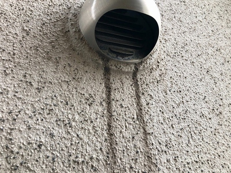 換気口からの雨染み
