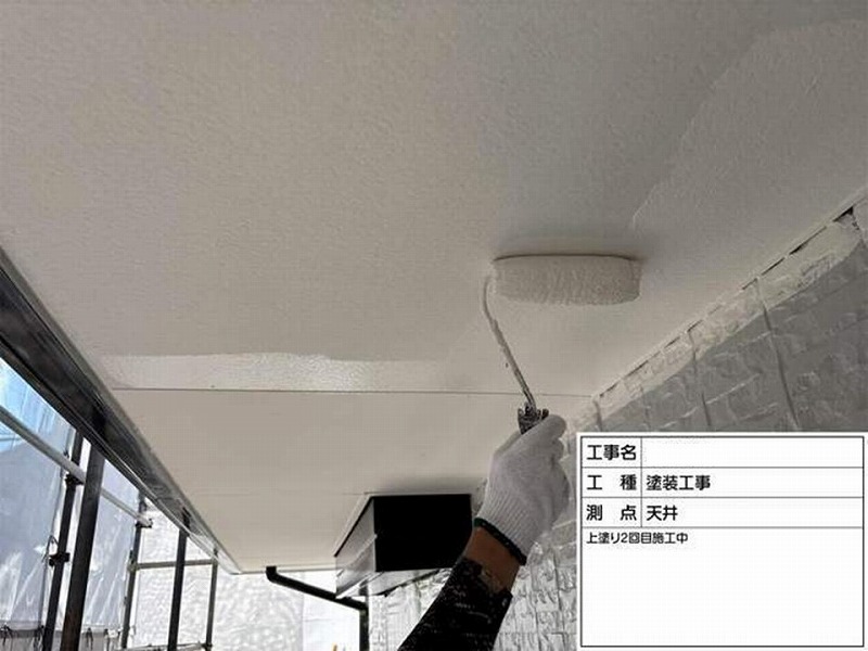 軒天の上塗り