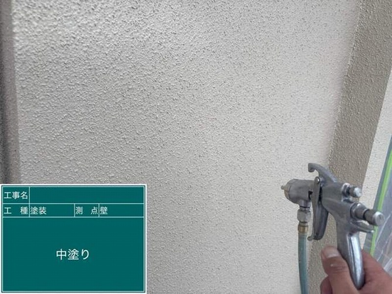 外壁の中塗り