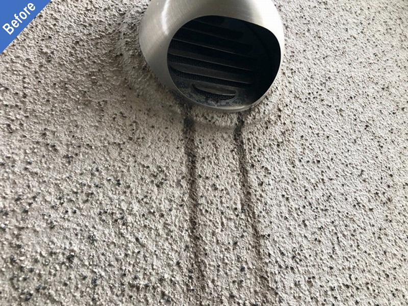 外壁塗装前の換気口からの雨染みがある外壁