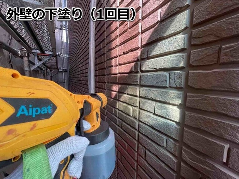 外壁の下塗り(1回目)