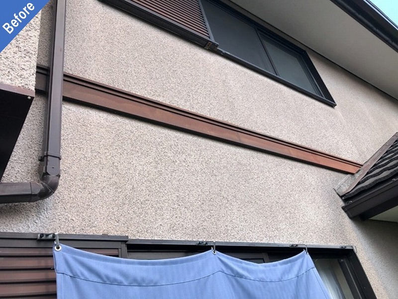 外壁塗装前の幕板とモルタル外壁
