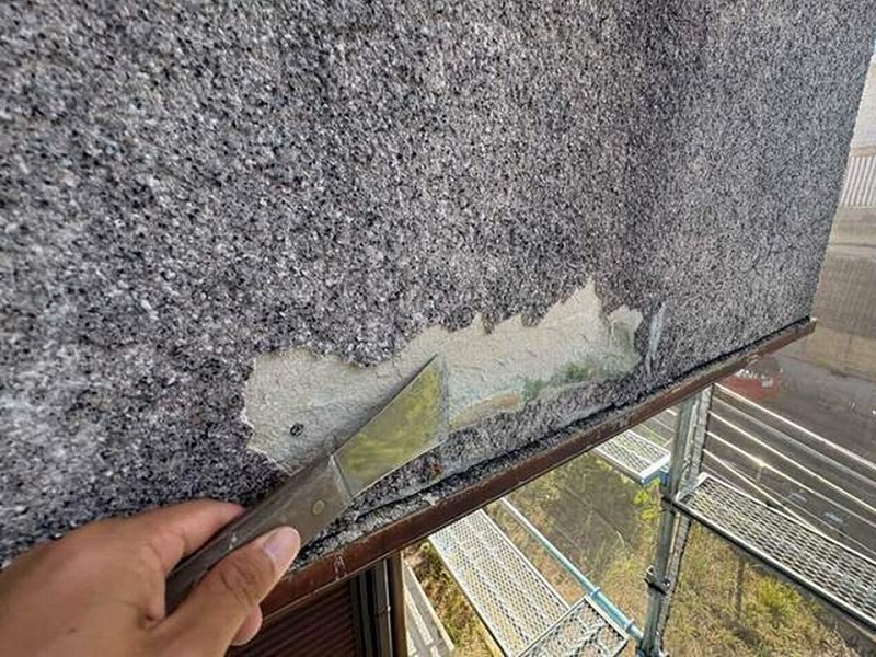 浮いた塗膜のケレン作業