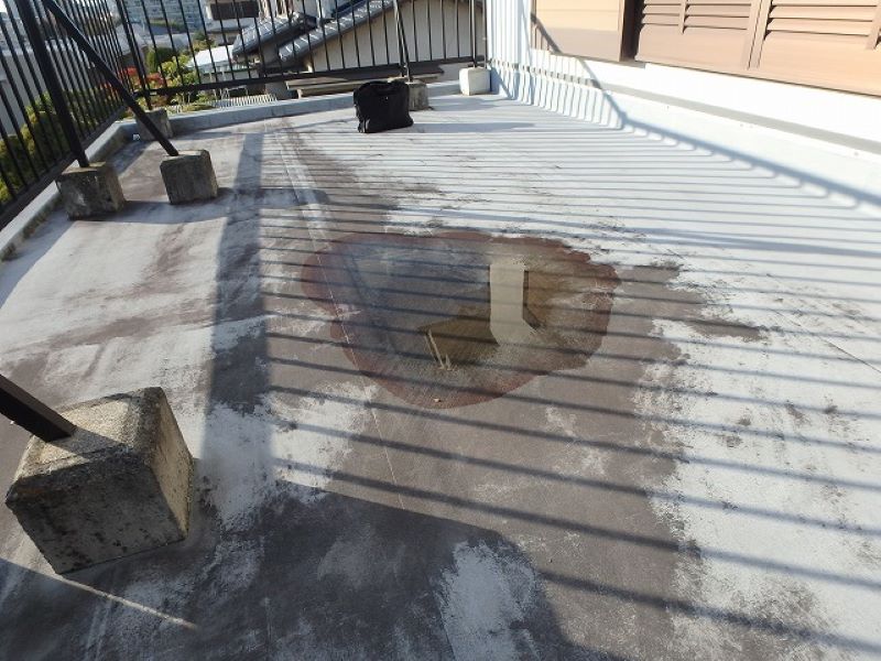 FRP防水の膨れや浮きヤマト住建のメンテナンス ベランダやバルコニーに見られる水たまり（排水不良）