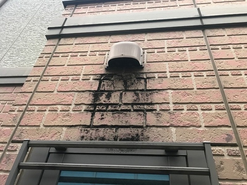 雨染みがあるDCウォール