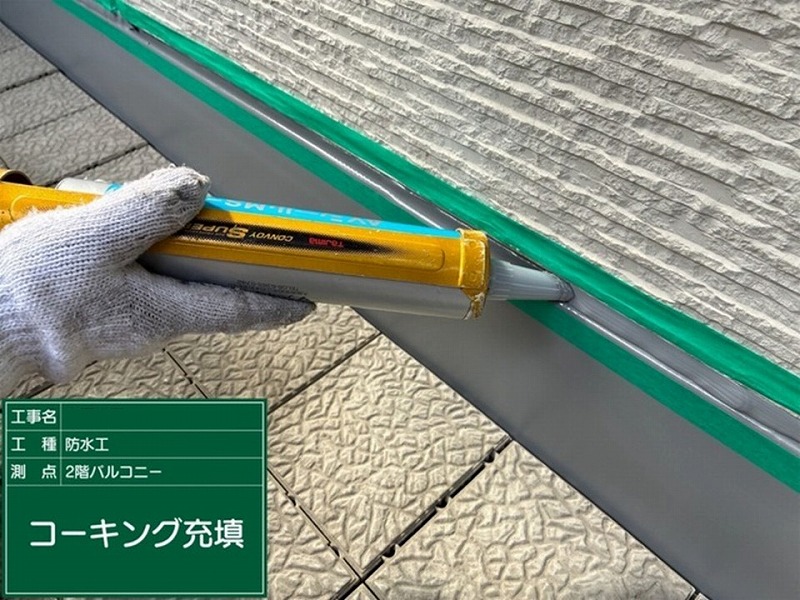 外壁と塩ビシート防水の取り合いにシーリング(コーキング)打設