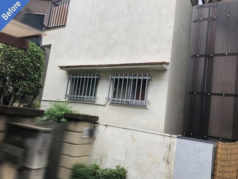 外壁塗装前のモルタル外壁の背面