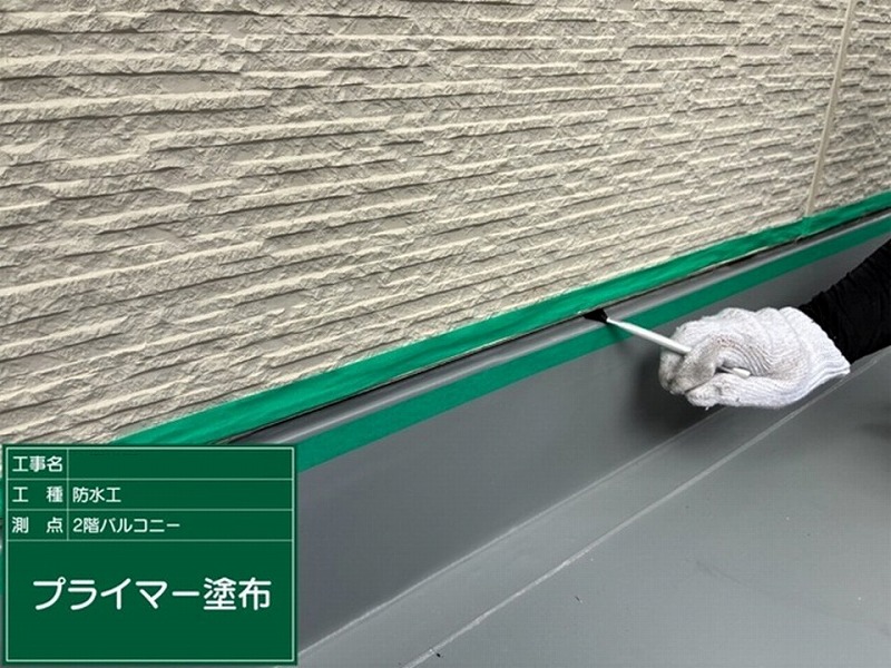 外壁と塩ビシート防水の取り合いにプライマー塗布