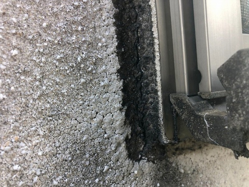 サッシ廻りのシーリング(コーキング)のひび割れ