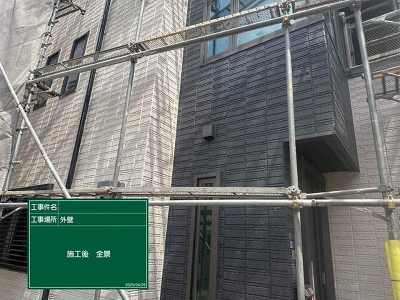 ツートンカラーで塗装された外壁