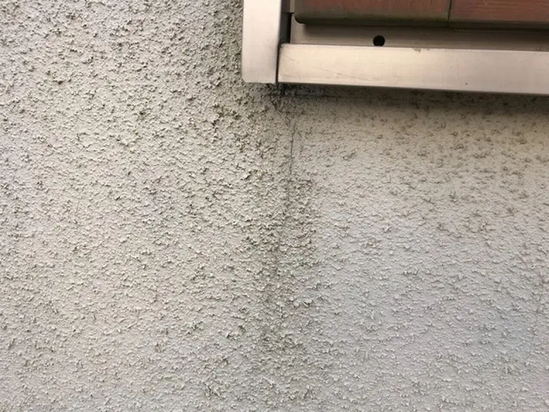 住友林業のひび割れ 吹付け外壁は見た目以上に劣化が進行しているケースがあるから