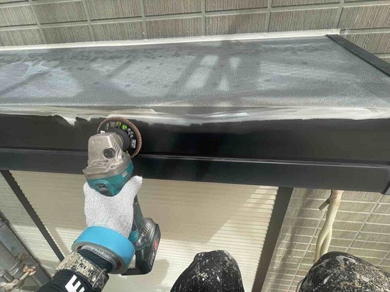 シャッターボックスの塗膜を電動工具で除去