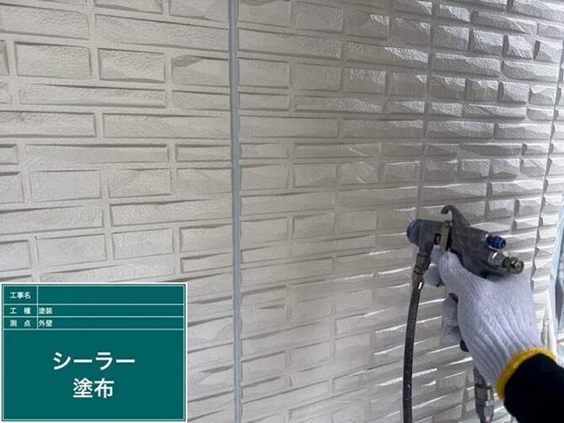 外壁の下塗り(1回目)