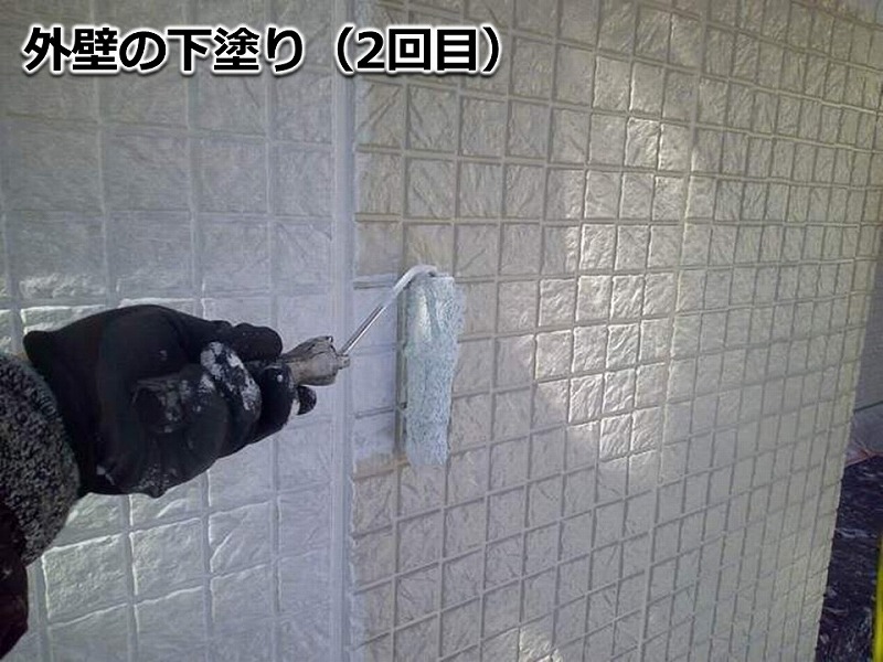 外壁の下塗り2回目