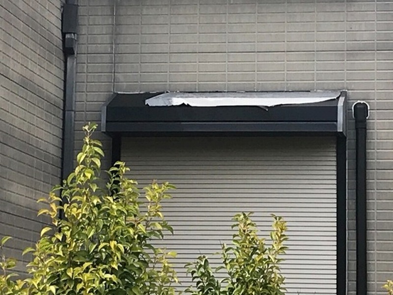 塗膜の捲れたシャッターボックス