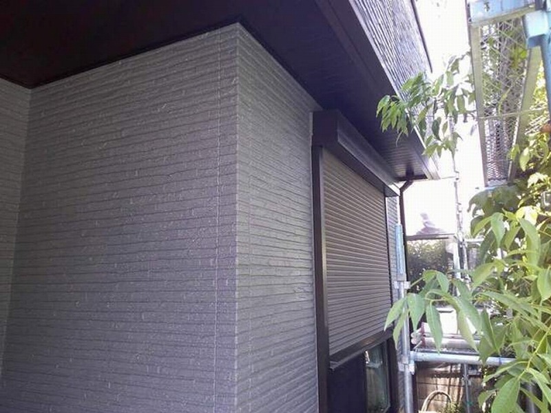 塗装後のシャッターボックスと軒天