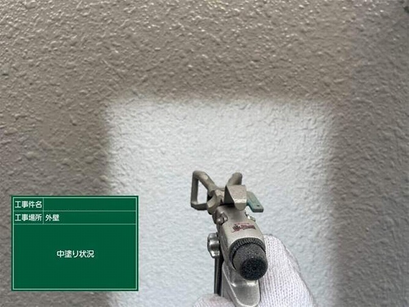 外壁の中塗り