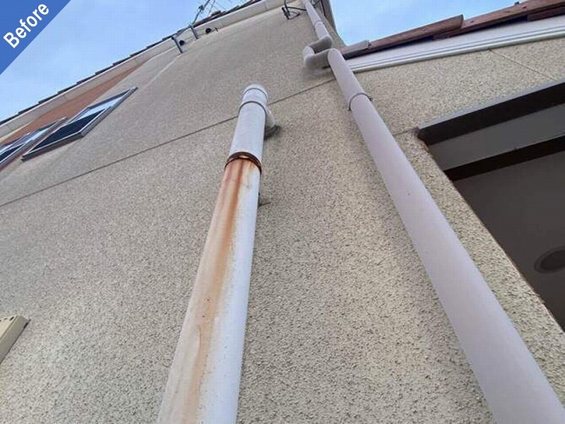 塗装前の竪樋と外壁