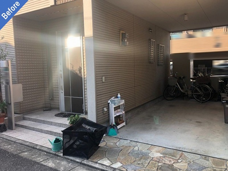 外壁塗装前の玄関廻りとガレージ