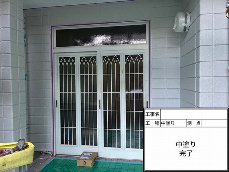 中塗り完了後の外壁