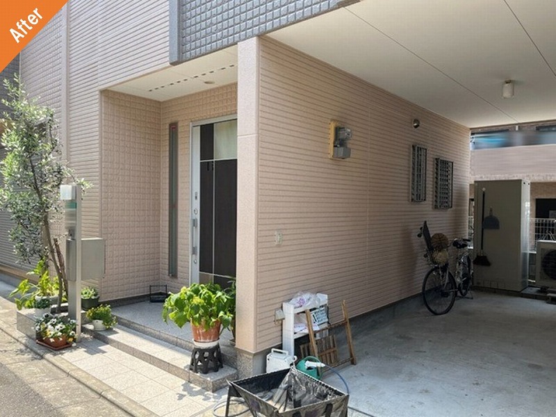 外壁塗装後の玄関廻りとガレージ